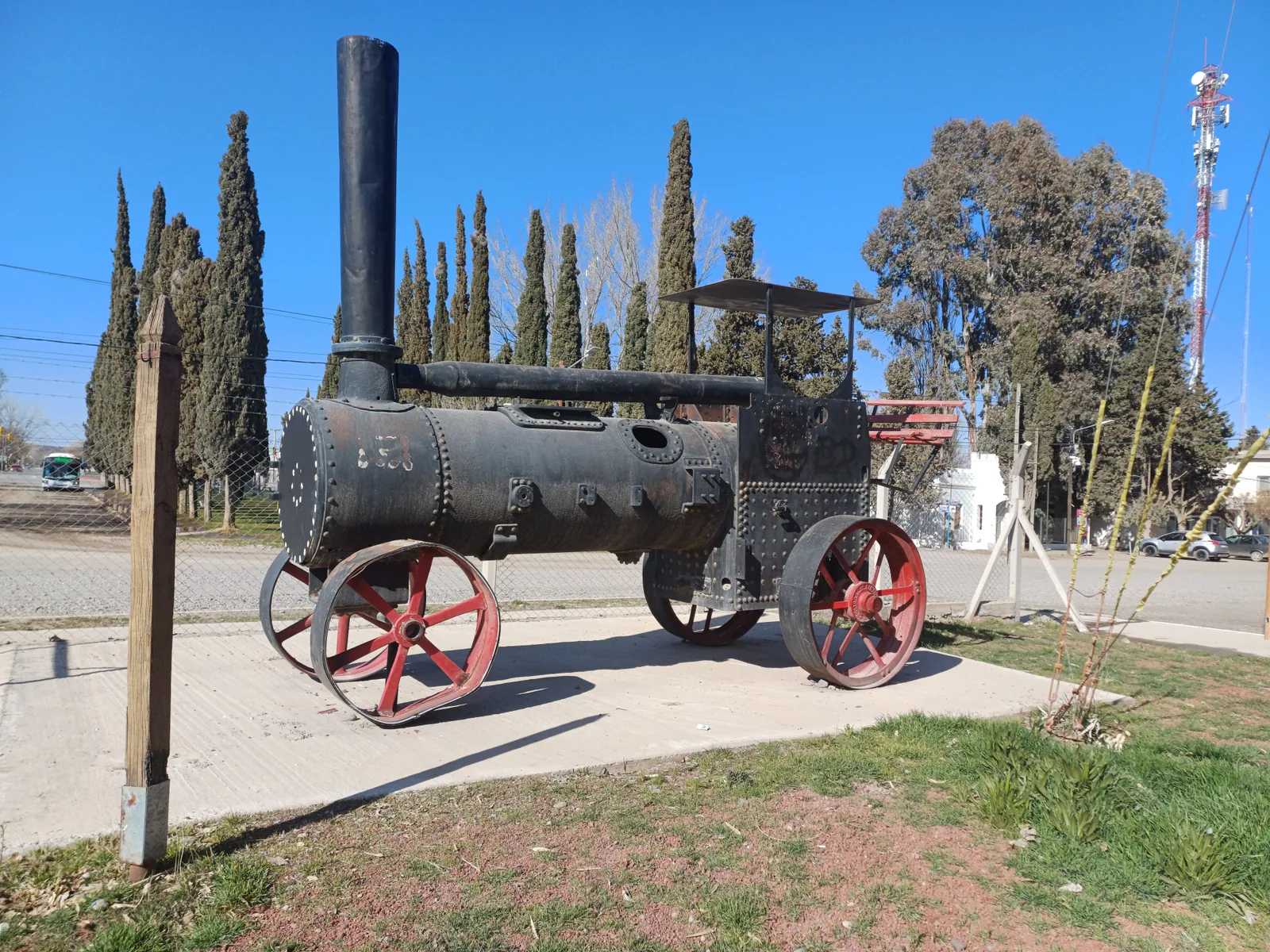 Locomotora histórica del ferrocarril de Senillosa expuesta como monumento